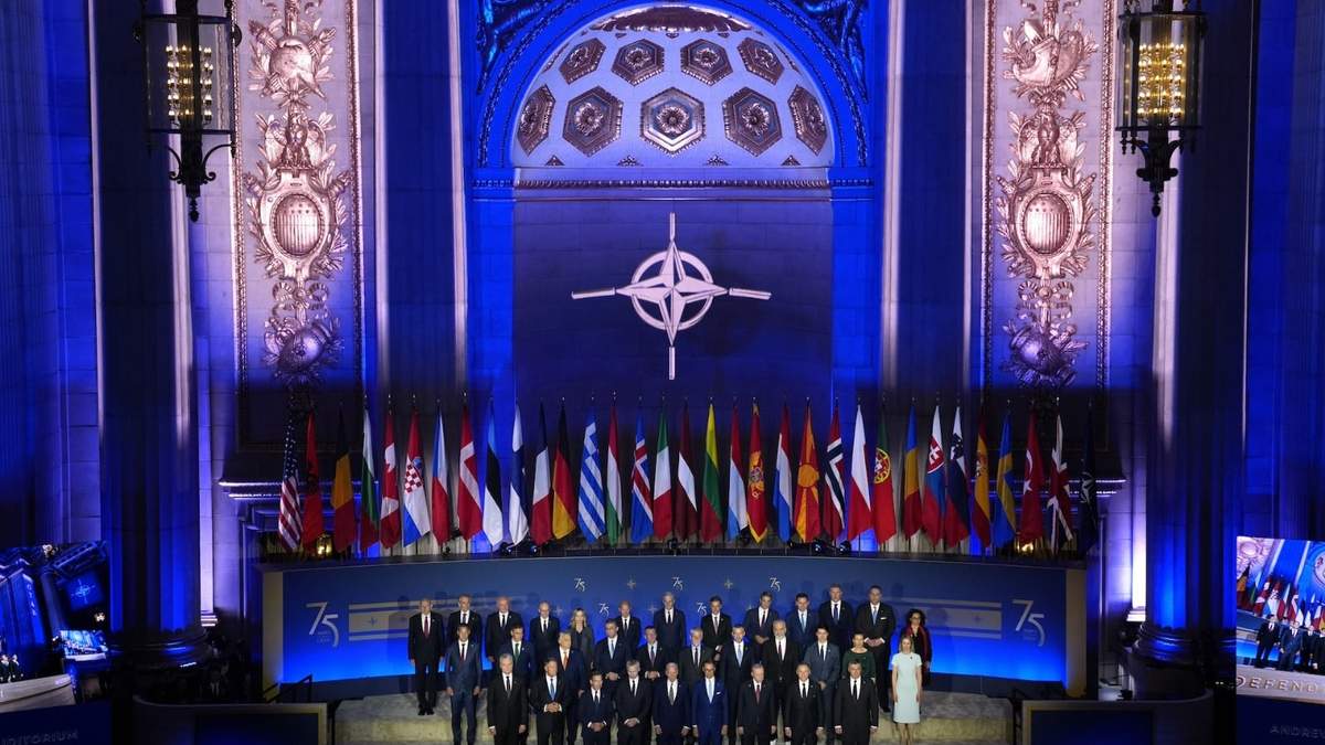 El presidente Joe Biden posa junto a otros dignatarios antes de su discurso inaugural en el 75 aniversario de la OTAN