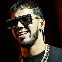 ¡Ups! Anuel AA es víctima del viento y su peluca vuela ¡por todo lo alto!
