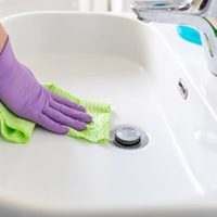 El truco rápido, fácil y económico para dejar tu bacha del baño como nueva