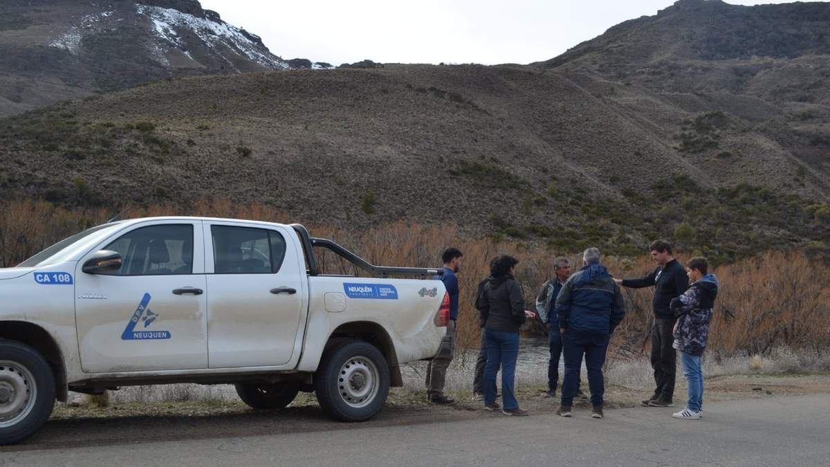 Agentes de la DPV en una de las rutas de la provincia. Fuente: (Twitter)