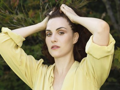 Julieta Díaz elige un atuendo clásico para pasar el domingo: la combinación de colores otoñales es el must