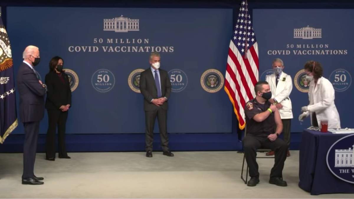 Joe Biden y Kamala Harris, en una ceremonia en la que se aplicaron dosis a ciudadanos