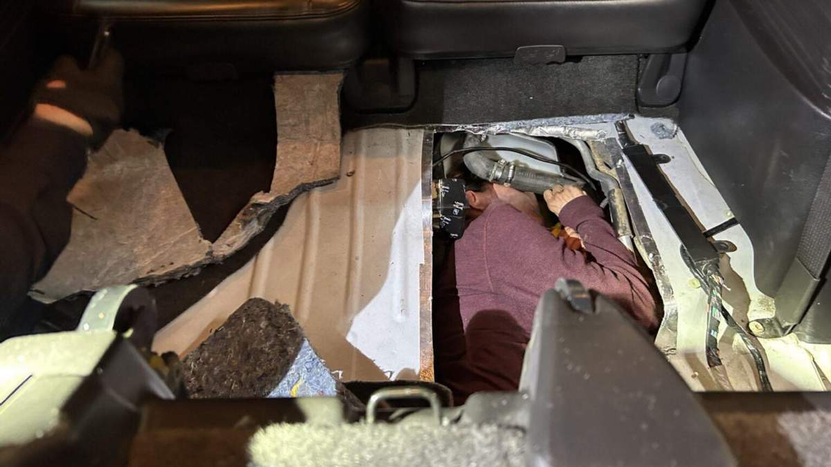 El migrante mexicano fue detectado por un perro entrenado en un compartimiento secreto ubicado en el área del tanque de gasolina de un vehículo