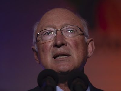Ken Salazar se reúne con AMLO tras pronunciarse sobre el secuestro de estadunidenses en Matamoros