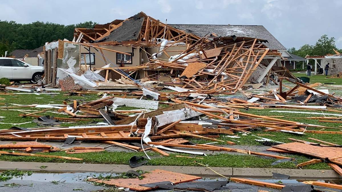 El tornado arrasó con casas y árboles a su paso. Fuente: (Twitter)