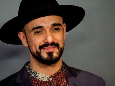 ¡Ni lerdo ni perezoso! A Abel Pintos lo fotografiaron con su novia ¡haciendo esto en público!