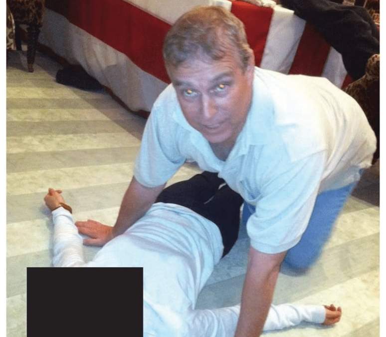 NOTA DEL EDITOR: CONTENIDO GRÁFICO: Esta foto sin fecha, publicada y censurada por el Departamento de Justicia de EU como parte de los archivos de Jeffrey Epstein, muestra a Andrew Mountbatten-Windsor, antes conocido como el príncipe Andrés, inclinado sobre una persona no identificada