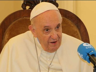El Papa dice que no vive en aposentos papales del Vaticano porque "acabaría en un psiquiátrico"