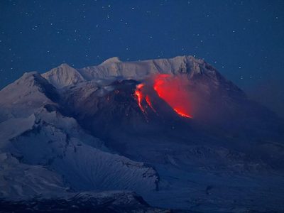 Dos volcanes estallan en la península Kamchatka en Rusia