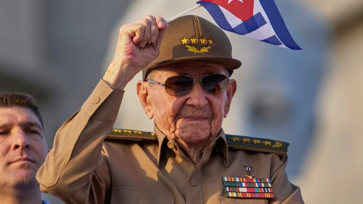 Raúl Castro ondea una bandera cubana durante el desfile del Primero de Mayo en la plaza de la Revolución en La Habana, Cuba, el 1 de mayo de 2025