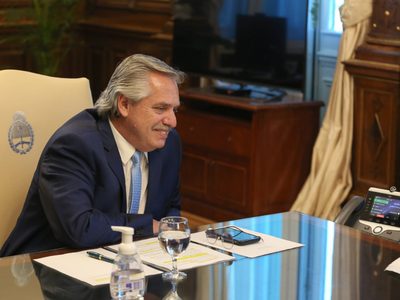 Alberto Fernández fue saludado por un viejo amigo