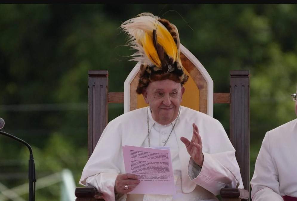 El Papa Francisco luce un tocado tradicional durante un encuentro con fieles en Vanimo, Papúa Nueva Guinea