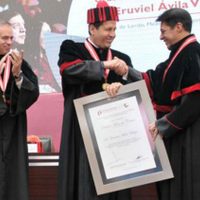 UAEM entrega honoris causa a Eruviel Ávila mientras ONG exige indagar 'estafa maestra”