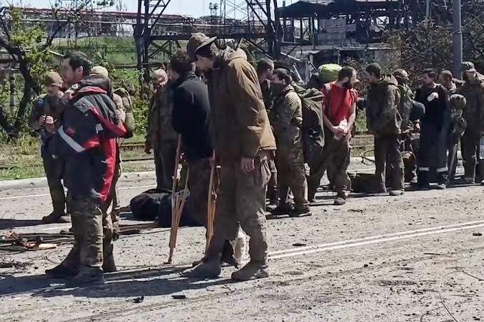 Prisioneros ucranianos en Mariúpol.