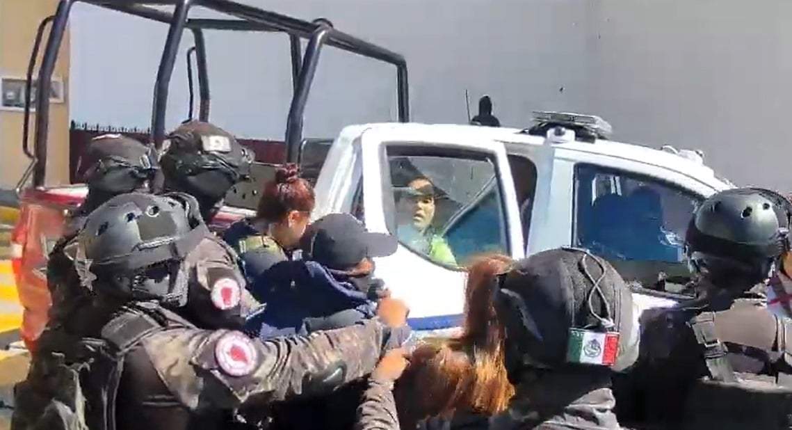 El reportero Juan Carlos Cacho, de "Puebla Interés Magazine". Dertención
