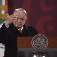AMLO pide a Loret que revele cuánto gana y quién le paga, tras criticarlo por reportaje de su hijo