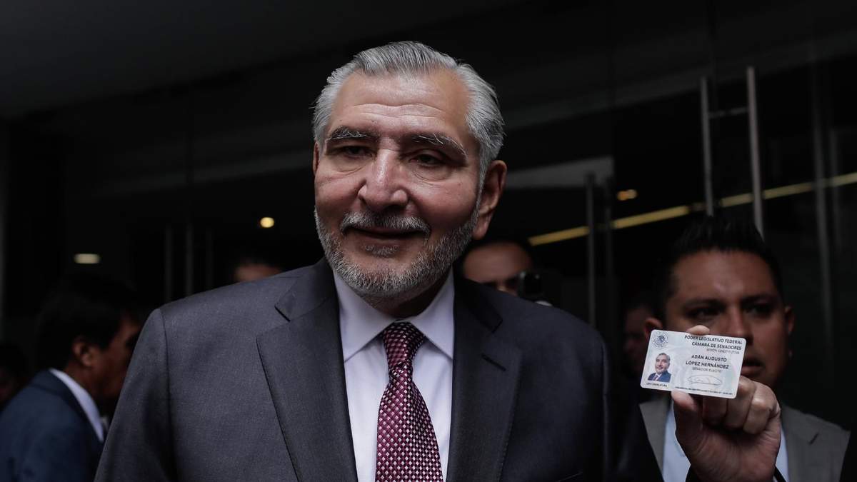 Adán Augusto López acudió a la Cámara Alta para registrarse como senador
