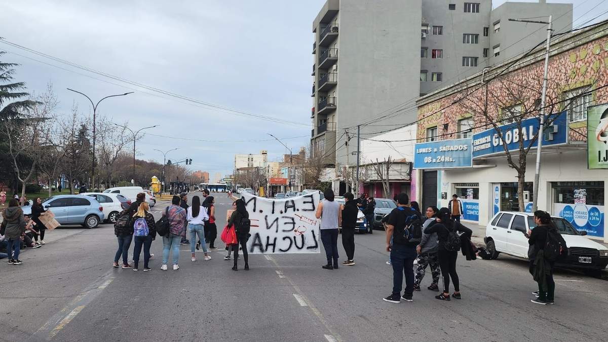 Estudiantes de la Escuela de Enfermería cortan la calle. Fuente: (Twitter - Rigo Castaño)