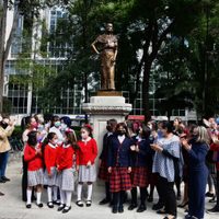 Sheinbaum devela estatuas de cuatro mujeres en el Paseo de las Heroínas