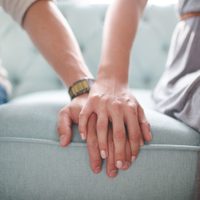 En qué consiste el pocketing, una práctica que puede destruir tu relación y no lo sabías
