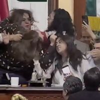 Extinción del InfoCDMX desata golpes, empujones y jalones de cabello entre diputadas (Videos)