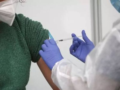 Investigan a un hombre que se vacunó 10 veces contra el covid-19