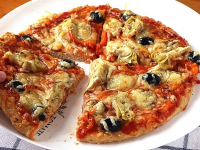 ¿Querés una pizza proteica sin harina ni levadura? Probá esta receta fácil con solo 2 ingredientes y los toppings que más te gusten