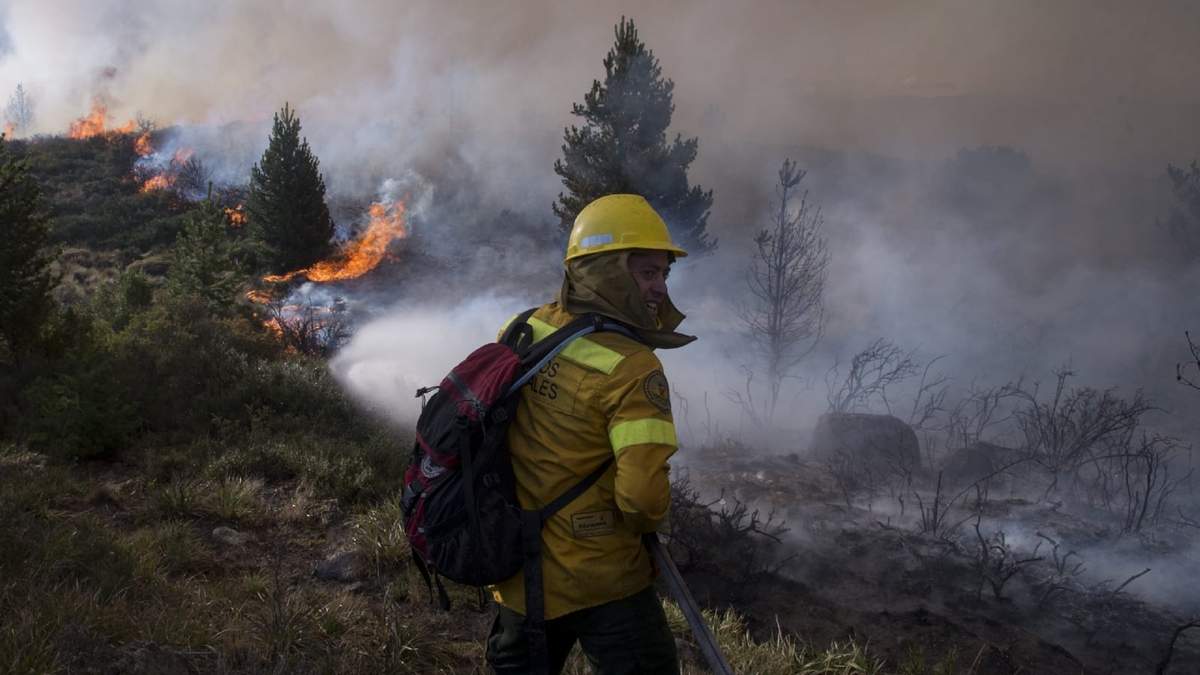 Cerca de cien brigadistas combaten el incendio en Bariloche. Fuente: (Twitter)