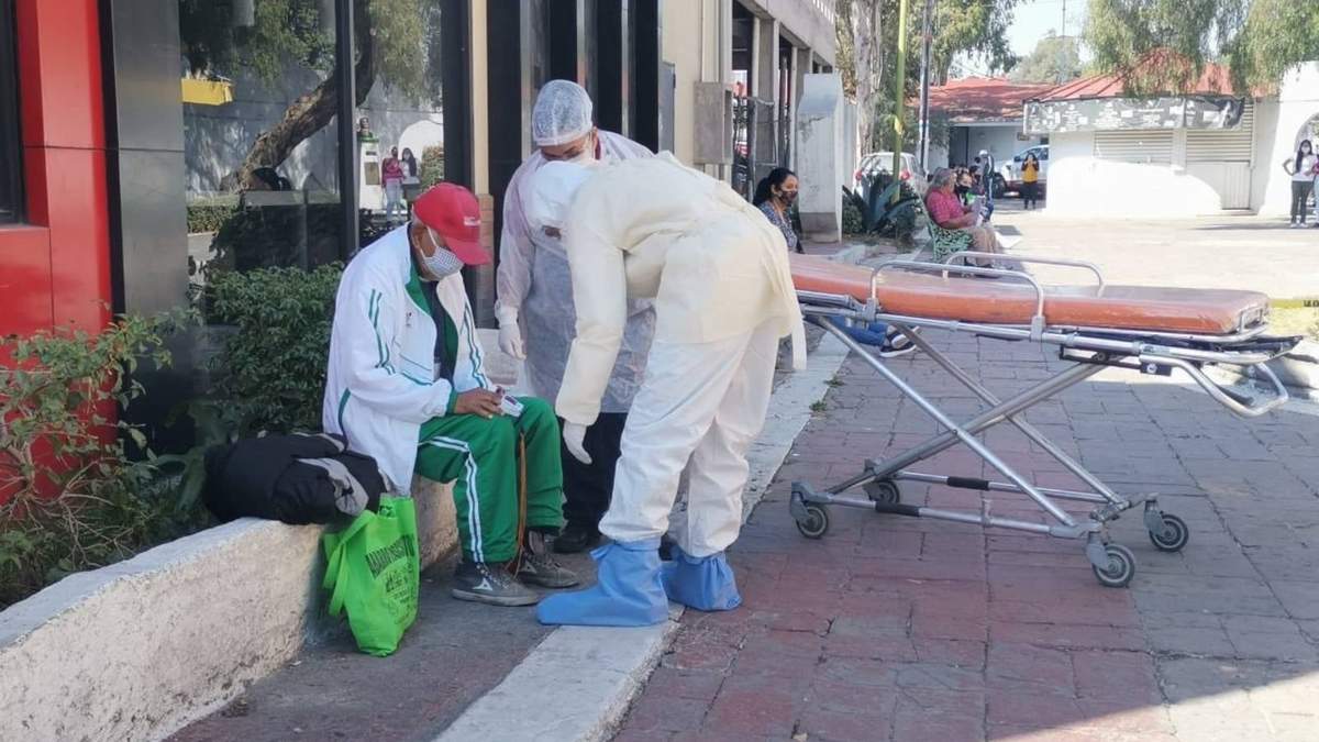Don Felipe en el momento de recibir auxilio médico