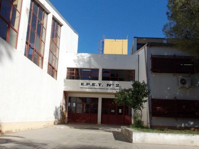 Docentes y familias de la EPET 2 exigen respuestas tras la reincorporación del director denunciado por maltrato laboral