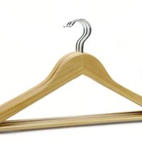 Si tenés un montón de perchas de madera viejas, no las tires, hacé este canasto para la ropa sucia en minutos
