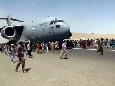 El caos se apodera del aeropuerto de Kabul, con intentos desesperados para salir de Afganistán