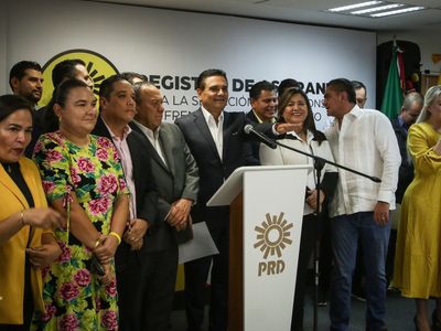 Silvano Aureoles se registra como aspirante presidencial del Frente Amplio
