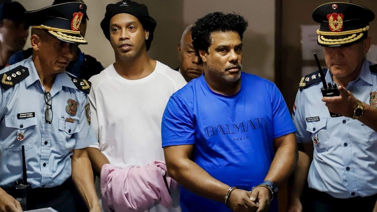 Ronaldinho detenido. Fuente: (Twitter).