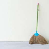 Con una escoba y un ingrediente de tu cocina, prepará este poderoso ritual  para atraer la abundancia a tu casa