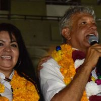 En la 'ruta de la muerte” de Guerrero, AMLO arropa a Nestora Salgado y llama a un pacto por la paz