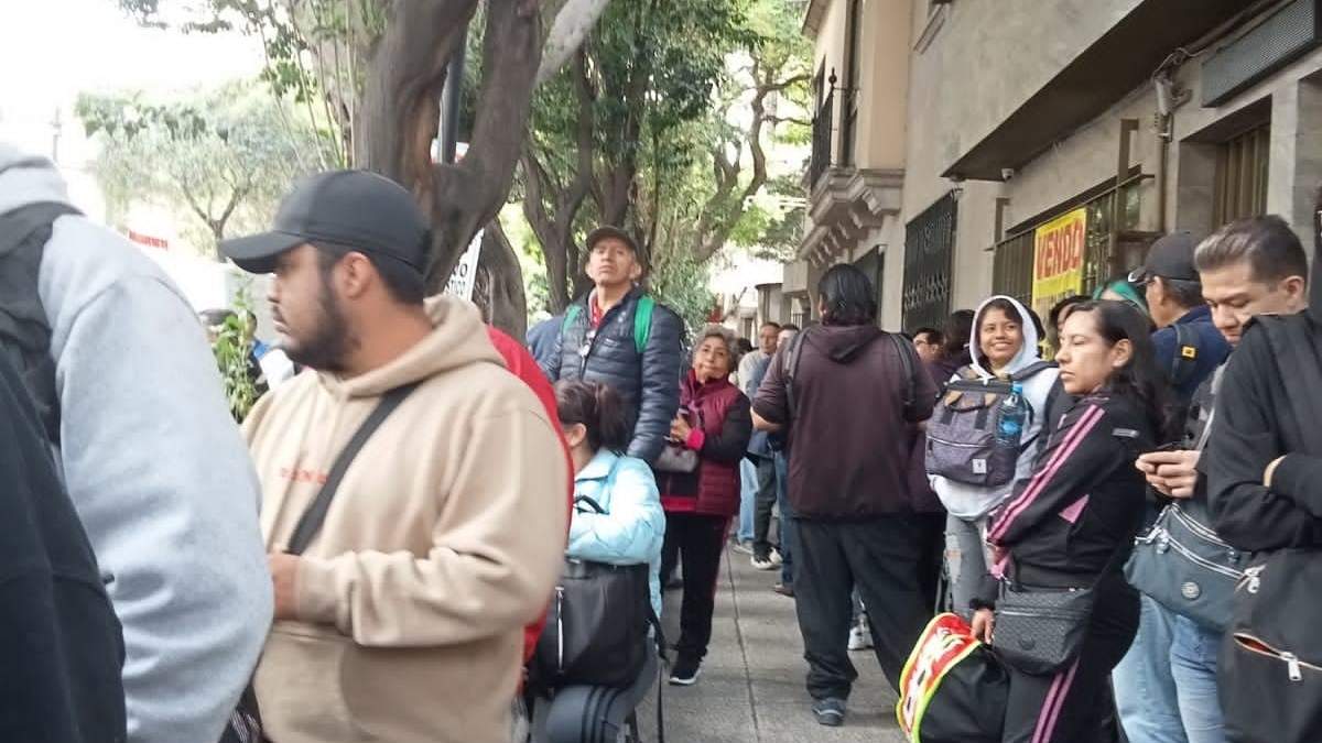 Largas filas para comprar monedas del ajolote, el 15 de agosto de 2023