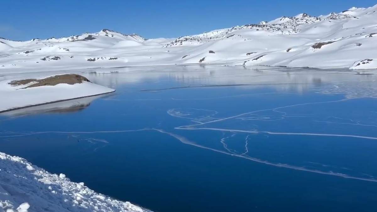 La Laguna del Maule se congeló por las extremas temperaturas bajo cero. Fuente: (Facebook)