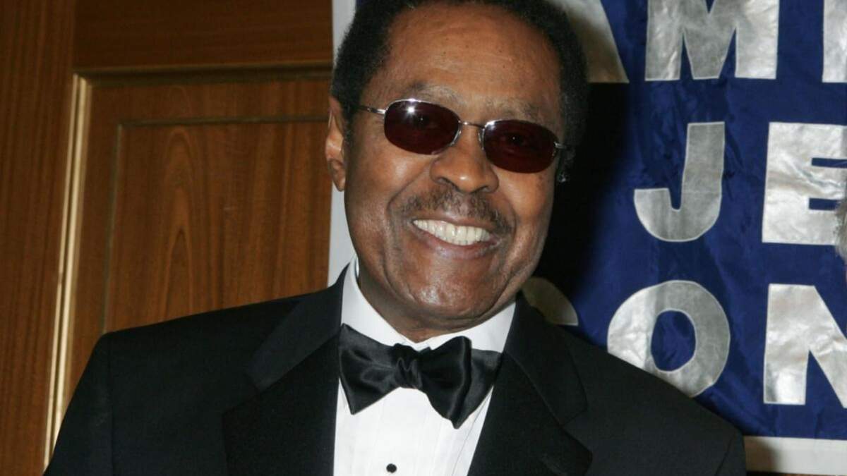 Clarence B. Jones posa para una fotografía antes de recibir el “Premio Isaiah” del Congreso Judío Estadounidense el 1 de marzo de 2006, en Nueva York