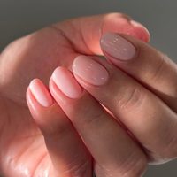 Cortas, neutras y con brillo sutil: así es la manicura de lujo silencioso que llaman "uñas de princesa"