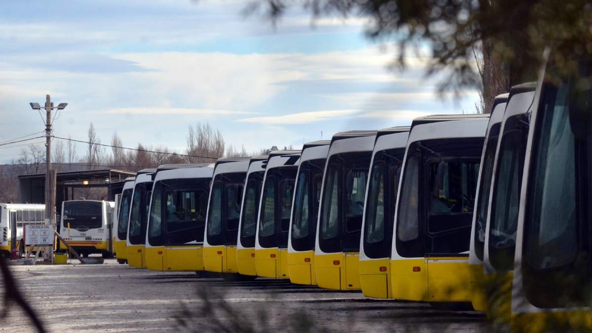 Colectivos afuera de la base de Autobuses Neuquén. Fuente: (Twitter)