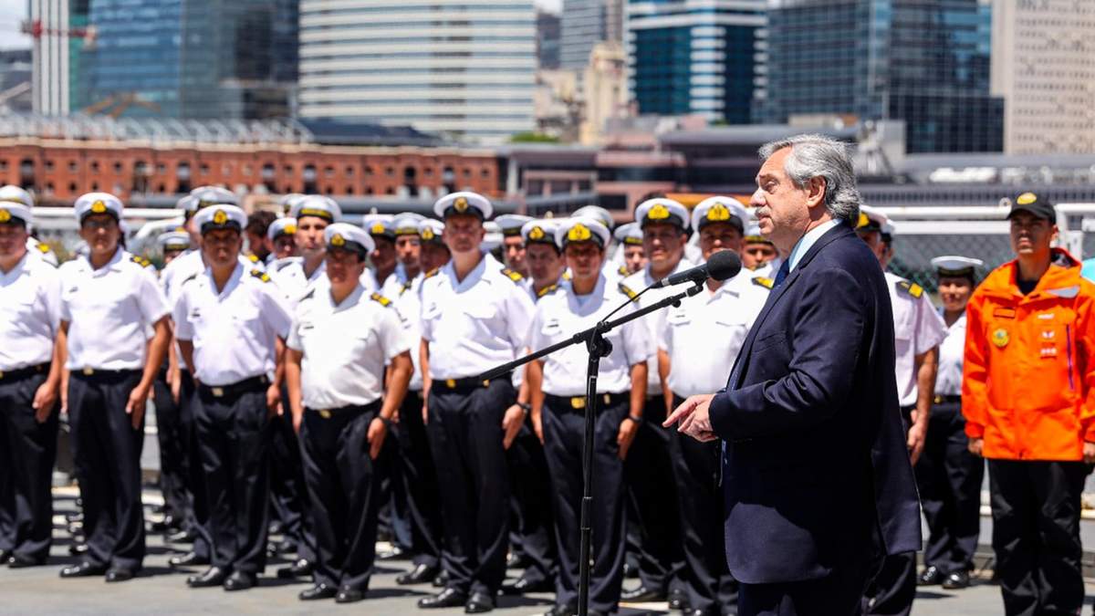 Alberto Fernández y las Fuerzas Armadas. Fuente: (Twitter)