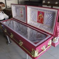 La fiebre de Barbie llega hasta una funeraria que lanza ataúdes color rosa brillante