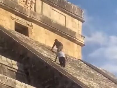 Turista alemán sube a pirámide de Chichén Itzá y visitantes lo golpean (Video)