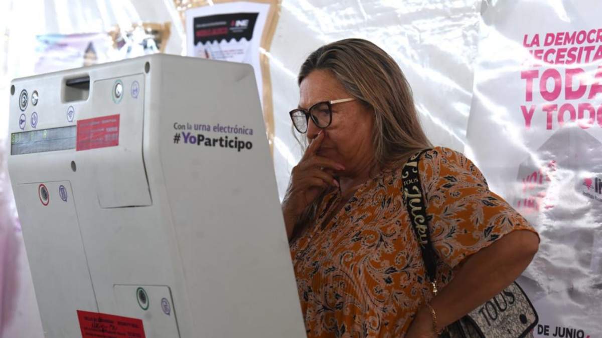 Votación electrónica en casilla de Cuautitlán Izcalli, Edomex
