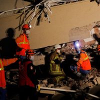 Contra reloj: así trabajan los equipos de rescate en Turquía tras el terremoto