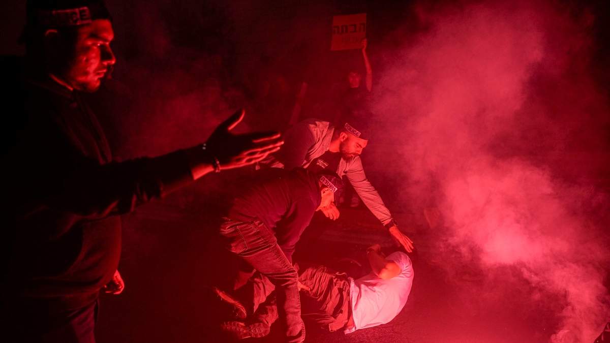 Policías israelíes arrastran a un manifestante durante una protesta contra el gobierno del primer ministro Benjamin Netanyahu, afuera del Parlamento de Israel