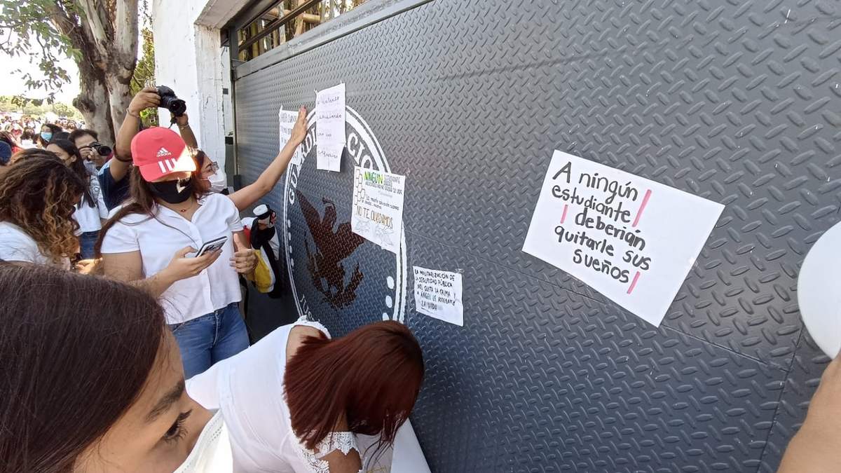 Estudiantes pegaron letreros en la sede de la GN en León