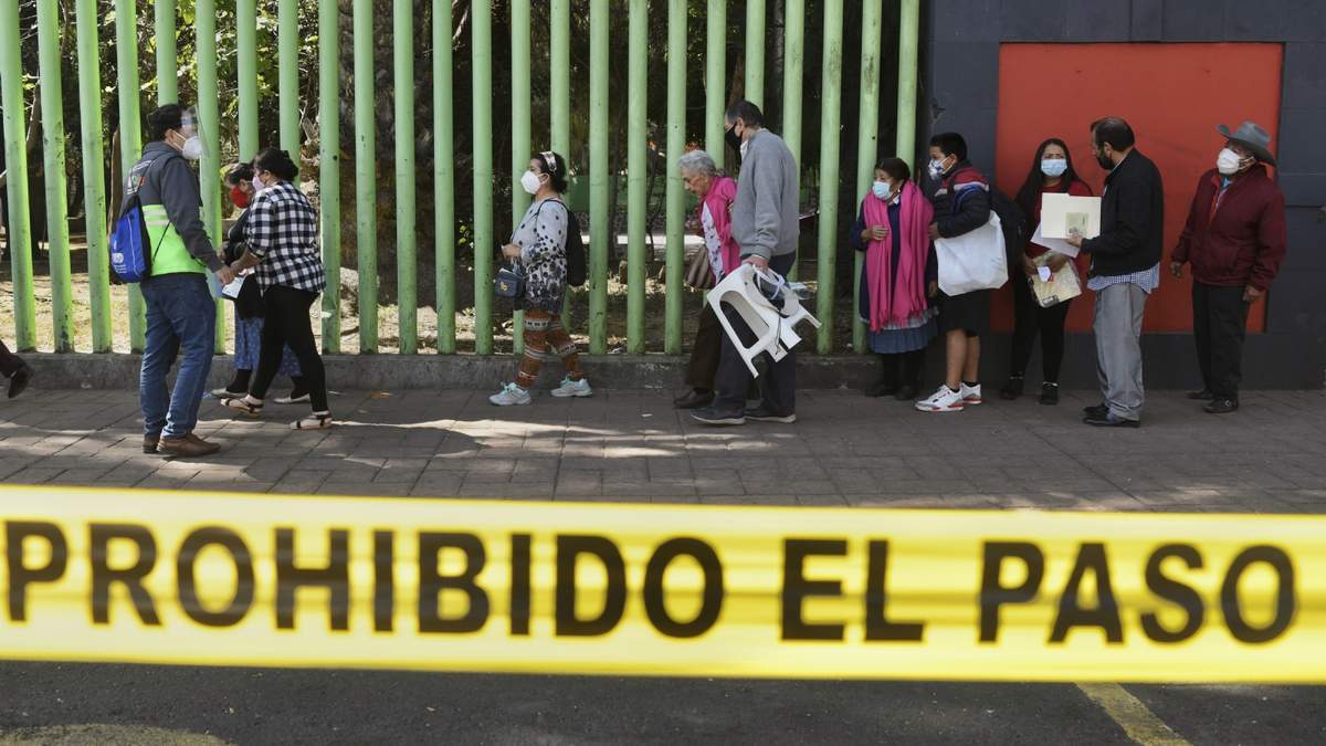 La Secretaria de Salud de la Ciudad de México instaló dentro del Deportivo Xochimilco módulos para que los adultos mayores sean vacunados