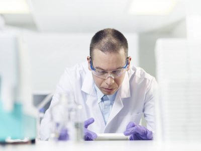 AstraZeneca trabaja en vacuna contra nuevas variantes del covid-19